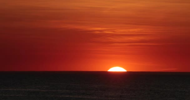 Rode zonsondergang in de zee video 4k — Stockvideo