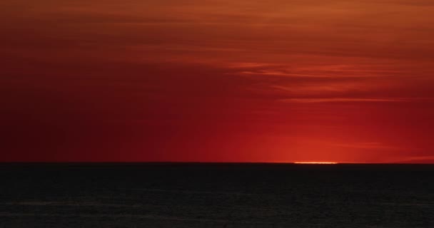 Rode zonsondergang in de zee video 4k — Stockvideo