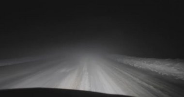 Araba ile kış Önden Görünüm gece yollarda sürüş