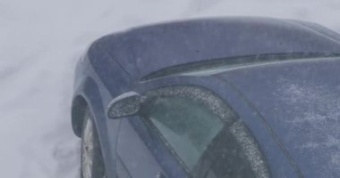 kar pul arabanın üstüne düşmek