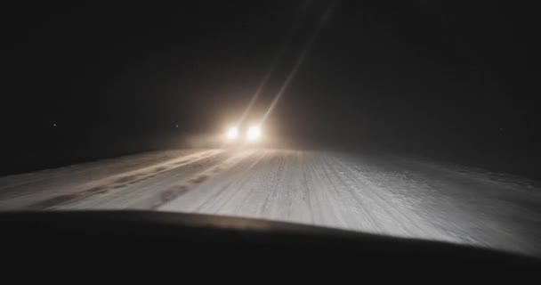 Conducir en coche en las carreteras nocturnas en vista frontal de invierno — Vídeo de stock