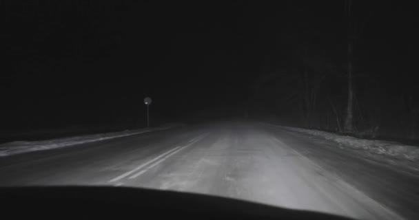 Conducir en coche en las carreteras nocturnas en vista frontal de invierno — Vídeos de Stock