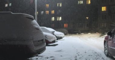 gece kar tarafından getirilen otomobillerin Park