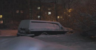 Araba içinde belgili tanımlık yarda geceleri otobüsünden dışarı fırlayarak hayatını