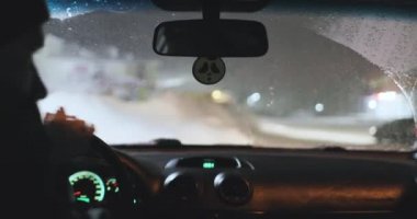 kişi arabaya alır ve kış akşamları rides. İç görünüm