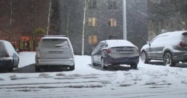 kış geceleri şehirde avlusu