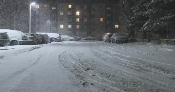 Binnenplaats van de stad in de winter's nachts — Stockvideo