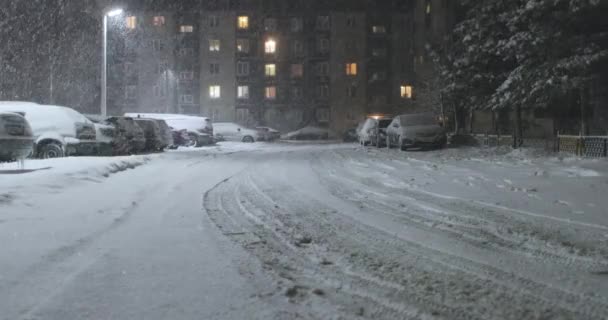 Двор города в зимний период ночью — стоковое видео