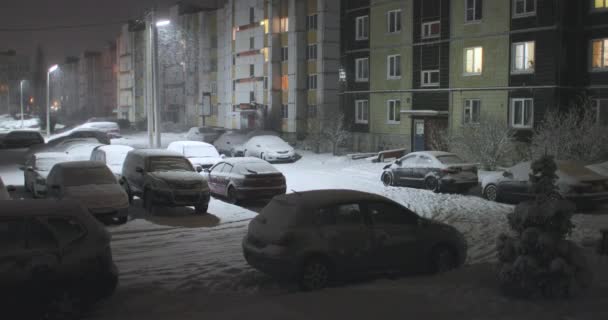 Gården i staden i vinter på natten — Stockvideo