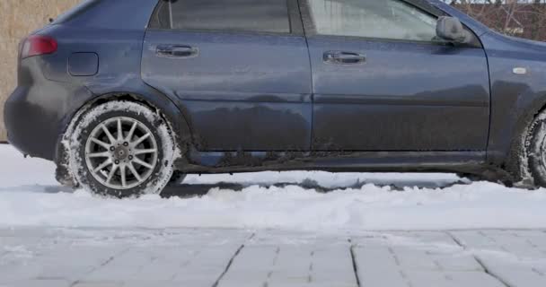 Coche sucio cuerpo en invierno video 4k — Vídeo de stock