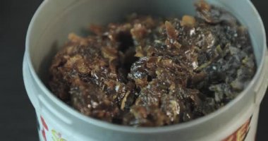 Plastik kavanoz içinde shisha tütün