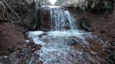 küçük şelale görünümü aşağıdan