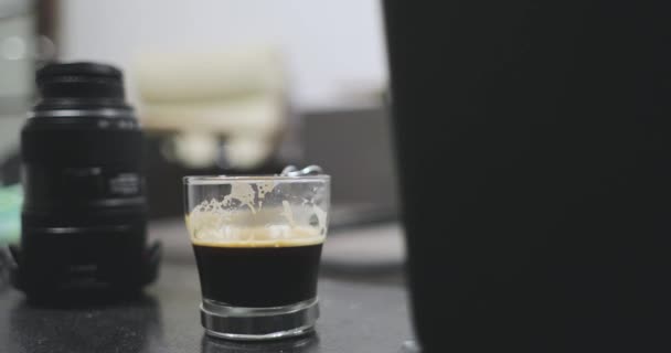 杯咖啡的背景下的相机镜头后, 杯子是采取的手 — 图库视频影像