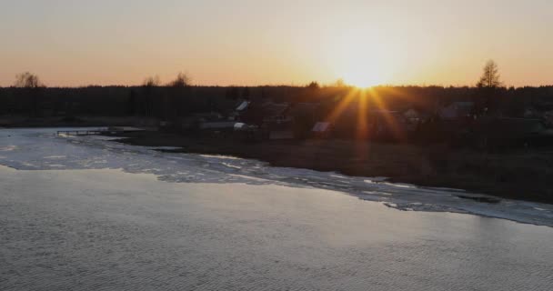 Vroege voorjaar ontdooien en de stroom van de rivier neemt ijs en sneeuw — Stockvideo