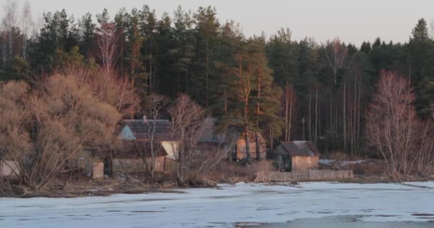 在森林里的房子的背景下融化早春 — 图库视频影像