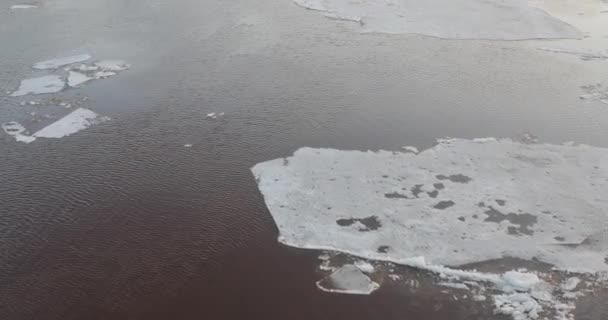 Оттепель ранней весной и течение реки берет лед и снег — стоковое видео