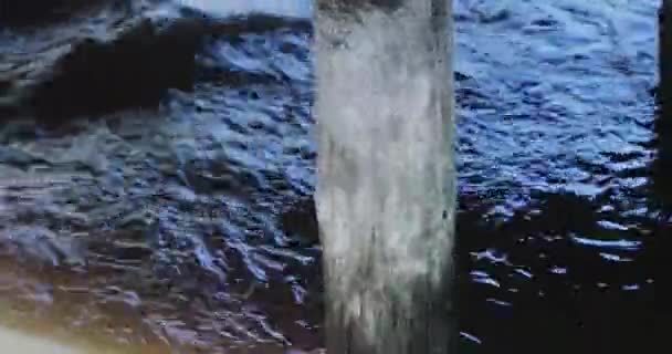 Nehir tarafından büyük bir ahşap dikey kiriş yıkanır — Stok video