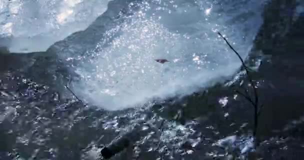 Mouvement de la rivière à travers la glace qui n'a pas fondu — Video