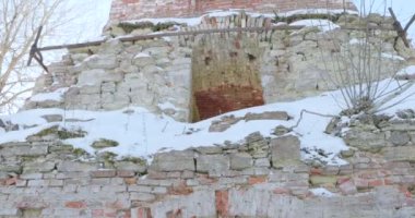 üst kamera gider üst yıkılan kilise kaldırır