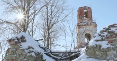 Kilise kuru ağaçlar ve güneş arka planı yok