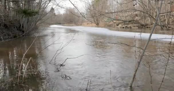 Camino de nieve que aún no se ha derretido por el medio del río — Vídeo de stock