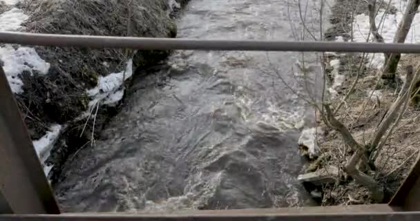 Camera verwijdert de motie van de rivier vanaf de brug in het voorjaar — Stockvideo