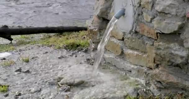 Drenare l'acqua attraverso un rubinetto speciale sulla strada — Video Stock