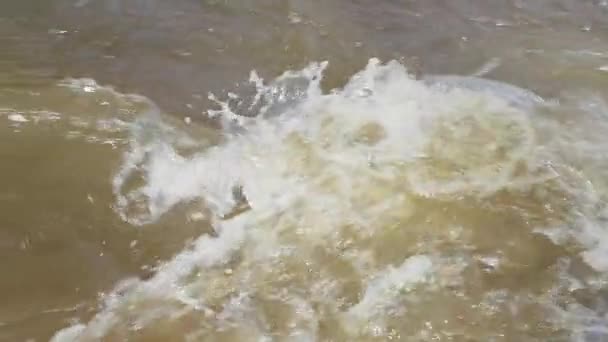 Degelo e movimento do rio na primavera vídeo em câmera lenta — Vídeo de Stock