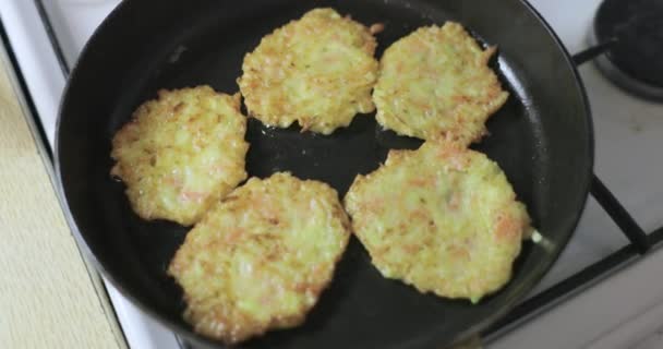 Squash potatoes fry in a pan — Stock Video