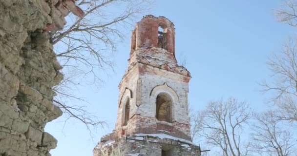 Camera neemt de verwoeste kerk en keert terug achter de tralies — Stockvideo
