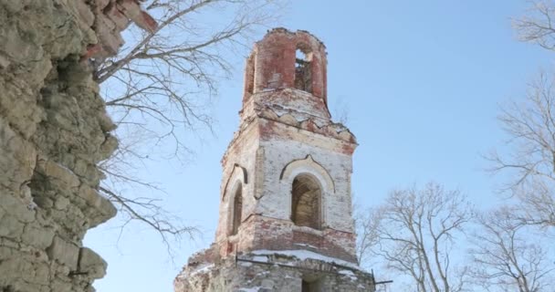 Φωτογραφική μηχανή παίρνει την ερειπωμένη εκκλησία και κινείται πίσω πίσω από τα μπαρ — Αρχείο Βίντεο