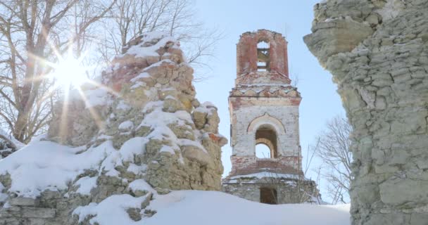 Разрушенная церковь на фоне сухих деревьев и солнца — стоковое видео