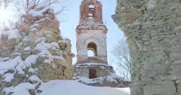 Kameran flyttas från botten upp och tar bort den förstörda kyrkan mot den blå himlen — Stockvideo