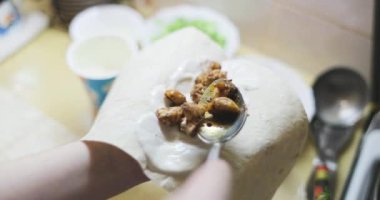 Eller pide tutun ve yatıyordu shawarma için malzemeler