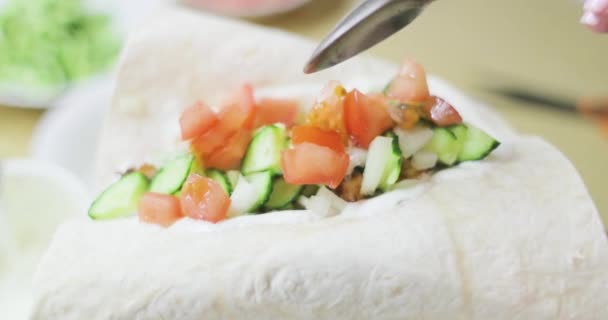 Ruce držte pita chléb a položit ingredience pro shawarma — Stock video