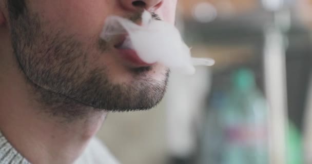 Homme barbu fumeur narguilé gros plan — Video