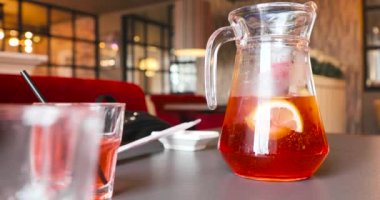 cam sürahi içinde çilek limonata