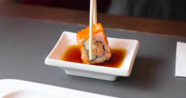 rulo çubuklarla soya sosuna batırılmış