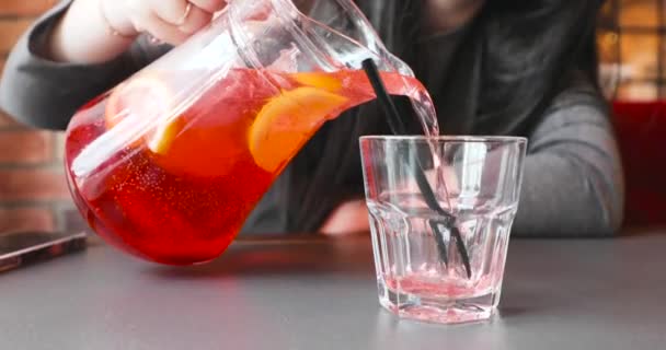 Fille verse de la limonade à la fraise dans des verres en verre — Video