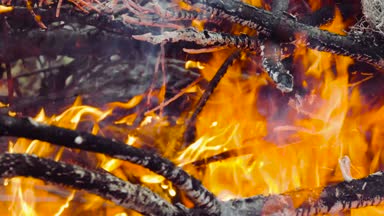 erken ilkbaharda sokakta kuru odun--dan ateş