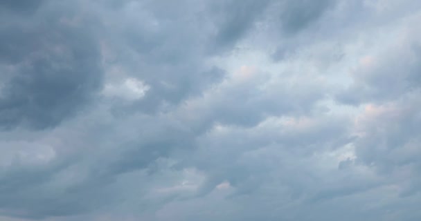 Wolken bewegen sich auf blauem Himmel Video 4k — Stockvideo