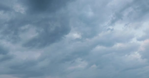 Chmury poruszające się na upływ czasu błękitne niebo wideo 4k — Wideo stockowe
