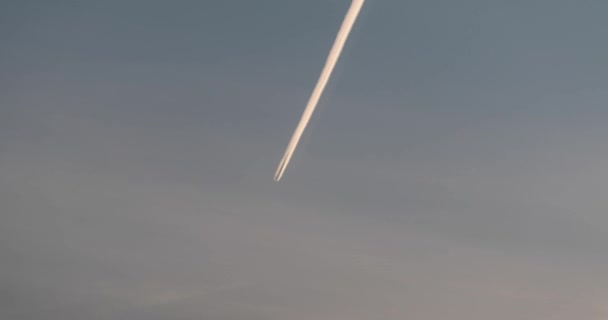 Rörelse av flygplan på himlen efter som det lämnar en vit markering — Stockvideo