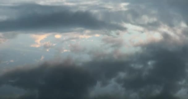 Weerspiegeling van de lucht en de wolken in het soepel bewegende water — Stockvideo