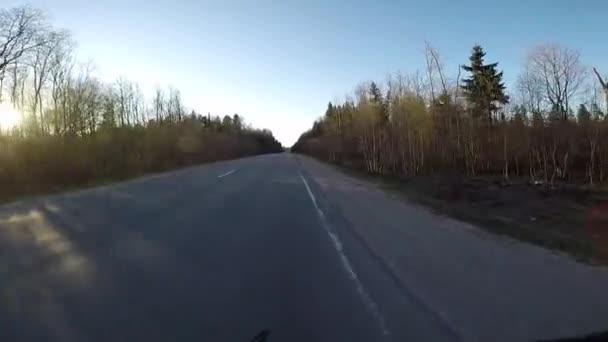 Biciklizés az autópályán. First-person nézet. POV videóinak — Stock videók