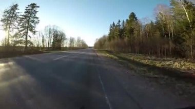 Karayolu üzerinde Bisiklete binmek. POV video