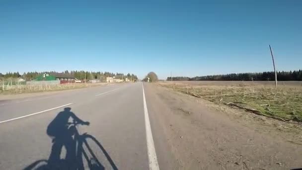 Skuggan av en cyklist på väg — Stockvideo