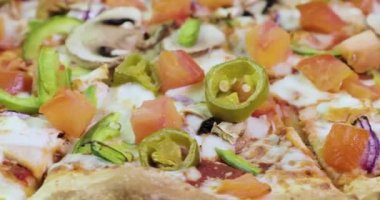 lezzetli ve iştah açıcı pizza closeup video 4 k dönüyor