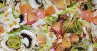 lezzetli ve iştah açıcı pizza closeup video 4 k dönüyor