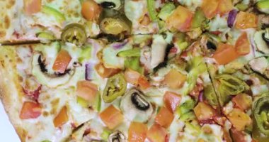 lezzetli ve iştah açıcı pizza closeup video 4 k dönüyor